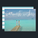 Eleganten Önskemål Beach Photo Jul Julkort<br><div class="desc">Skicka helgdag med det här platta julkortet,  som är ett nautiskt tema och som har en enkel design med ord "varmaste önskemål" i ett tunt,  vitt skript i eleganten,  tillsammans med ditt meddelande över ditt favoritsemesterfoto på vågrät. Baksidan har aqua och vit rand.</div>