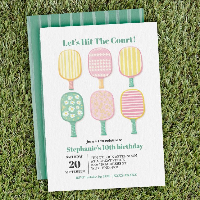 Eleganten Pickleball Birthday med enkel vattenfärg Inbjudningar (Serve up some fun with this stylish pickleball-themed birthday invitation.)