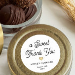 Eleganten Retro-skript, bröllopsförmån för sötad T Runt Klistermärke<br><div class="desc">Lägg till en personlig i eleganten till bröllopsmottagningen eller party favors i möhippa med "ett varmt tack"-anpassningsbarna runt klistermärken. Alla formuleringar i den här mallen är enkla att anpassa för att behandla påsar sälar eller presentmärkre. Den moderna svarta och vita designen har ett guld faux foil-hjärta, chic-refleskriptkalligrafi och minimal klassisk...</div>