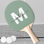 Eleganten Sage Grönt Namn Monogram Pingisracket<br><div class="desc">Skapa Eleganten för egen Personlig Sage Grönt Script Namn Monogram Ping Pong Paddle. Den här pingpongpaddeln i chicen har ett monogram på framsidan av snyggten med en plan, vit inledning på en mjuk grönt, parad med ett klassiskt svart skript namn för en personlig. Baksidan är fortfarande en vanlig grönt, men...</div>