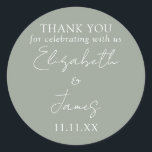 Eleganten Sage Grönt, skript Bröllop Tack Runt Klistermärke<br><div class="desc">Det här kortaste grönten av elegant bröllop tack för att du kan ha dekal som personlig med dina uppgifter i chic typografi. Designad av Thisisnotme©</div>