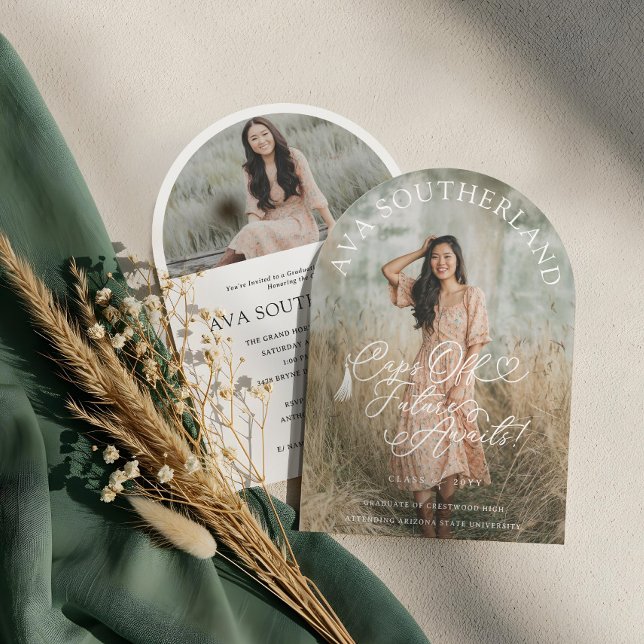 Eleganten tar hand om framtida utmaningar! Student Inbjudningar (Elegant Caps Off Future Awaits! Graduation Photo Invitation)