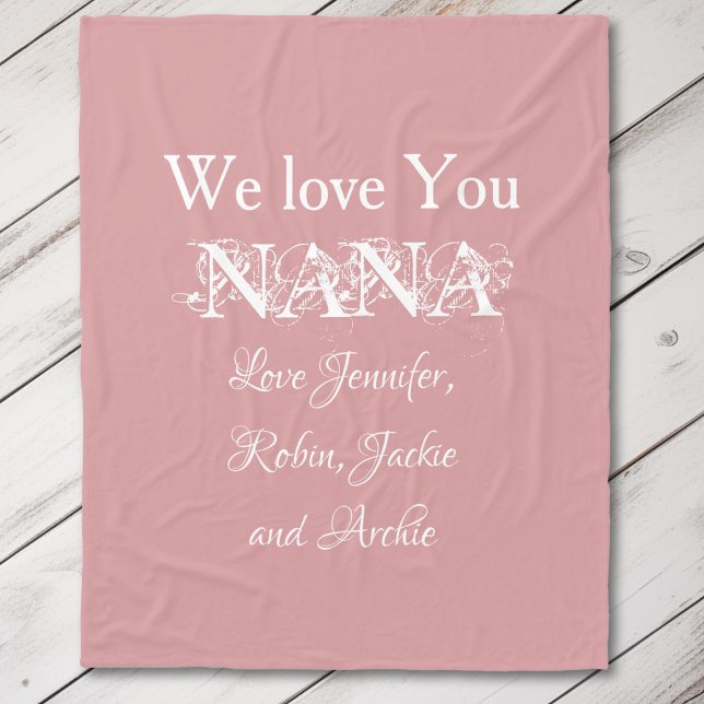 eleganten "Vi Kärlek You Nana" Skript Namn Soft Ro Fleecefilt ('We Love You Nana' Elegant Script Names Soft Pink Fleece Blanket.)