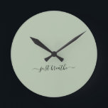 Eleganten yoga andas bara in grönt rund klocka<br><div class="desc">Modern yoga-klocka med en grönt för chic och en elegant-handskrift med texten "just andas".</div>