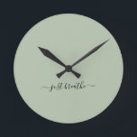 Eleganten yoga andas bara in grönt rund klocka<br><div class="desc">Modern yoga-klocka med en grönt för chic och en elegant-handskrift med texten "just andas".</div>