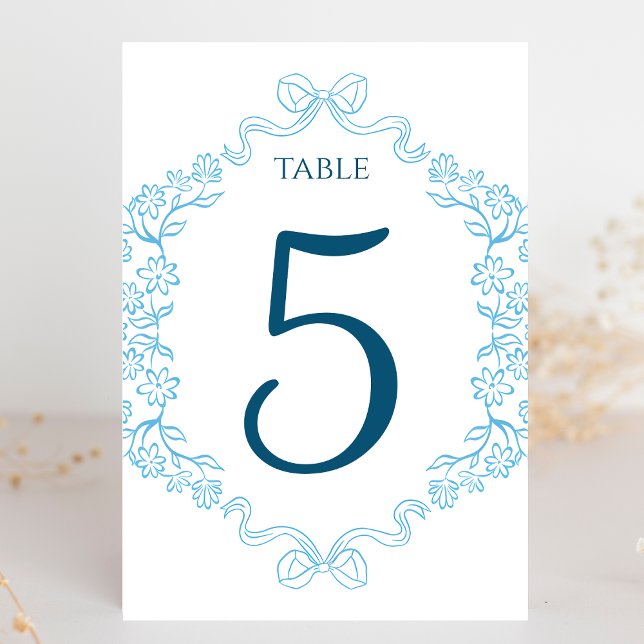 Elegantens Blommigt och Bow Illustration Blue Bröl Bordsnummer (These soft blue floral table number cards bring a refined, romantic vibe to your wedding reception.)