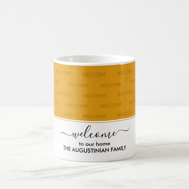 Elegantens Gult VÄLKOMNAR TILL VÅR HEMGÖR Kaffemugg (Center)