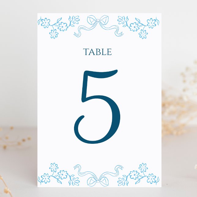 Elegantens handritad Blommigt och blå Bröllop Bordsnummer (Add a charming touch to your wedding with these floral and bow table number cards in soft blue.)