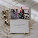 elegantens kalligrafi med bröllop-foto tack kort<br><div class="desc">Ett tack från dubblans sida till bröllop-kortet med en underbar bild av de nya västarna och elegant ram. Lägg till ett personligt tackmeddelande och ett eget foto från bröllop.</div>