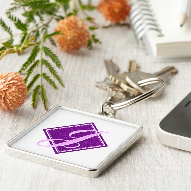 Elegantens Lila Marble Diamond Initial Script Fyrkantig Silverfärgad Nyckelring (Sidan)