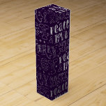 Elegantens Lila och Silver Foil Ord Art Presentask För Vinflaska<br><div class="desc">Elegantens Lila och Silver Foil Ord Art-design</div>
