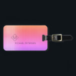 Elegantens lila rosa i namn, modern bagagebricka<br><div class="desc">Den moderna lyxbildande exklusiven tittar bagagemärke på en faux metallic borsted lila rosa holoGraphics-bakgrund med geometrisk diamantformad monogram. Anpassa den med ditt namn,  monogram och detaljer på båda sidor!</div>