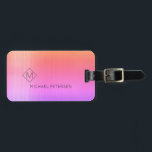 Elegantens lila rosa i namn, modern bagagebricka<br><div class="desc">Den moderna lyxbildande exklusiven tittar bagagemärke på en faux metallic borsted lila rosa holoGraphics-bakgrund med geometrisk diamantformad monogram. Anpassa den med ditt namn,  monogram och detaljer på båda sidor!</div>
