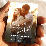 Elegantens minimalistiskt söta par foton spara dat magnet<br><div class="desc">Elegant foto för bröllop spara datum meddelande. Du kan enkelt byta ut fotot genom att spara datumkortet. Förlovningens bröllopsinbjudan till fotokort Magnets. Budgethändelsekort för minnen. Enkelt och trendig spara-the-date-förlovning-kort. Vill du ha den här designen på ett kort, kort lagrar tjockare papper? Checka ut vår Spara datumsamling för kort. Detta är...</div>