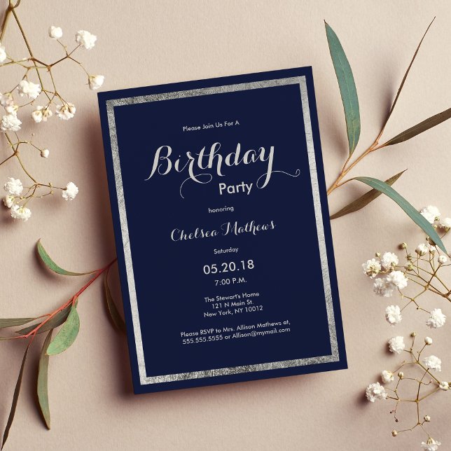 Elegantens moderna marinblåfaux silver-födelsedag inbjudningar (Elegant modern navy blue faux silver Birthday Invitation)