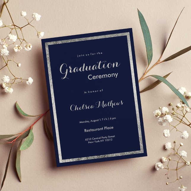 Elegantens moderna marinblåfaux silver Studenten Inbjudningar (Elegant modern navy blue faux silver Graduation Invitation)