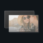 elegantens moderna skriptfoto spara datum magneter<br><div class="desc">modernt skript - minimal fotobesparing av datum Magnetiskt kort</div>