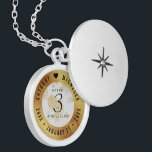 Elegantens tredje läder-Bröllop-årsdag Berlockhalsband<br><div class="desc">Fira 3:e läderårsdagen i bröllop med den här eleganten skåpet! Svart elegant med guld-dammad sexkantig konfetti på en luxuriös vit läderbakgrund som gränsar till guld-folie tillför ett minnesvärt tryck för detta speciella tillfälle och milstolpe. Anpassa med parets namn och data i giftermål. Design © W.H. Sim, Med reserverade Höger. Se...</div>