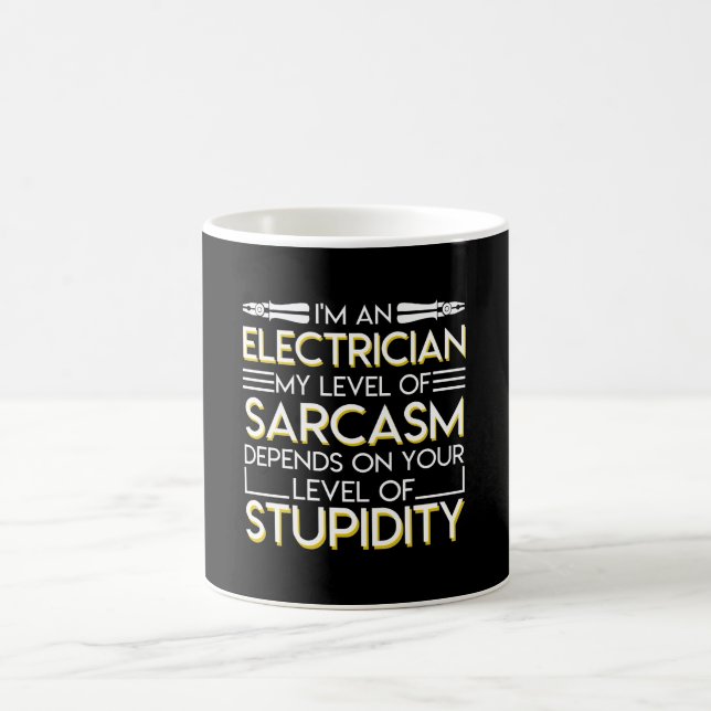 Elektrikersarcasmen beror på Stupidity Kaffemugg (Center)