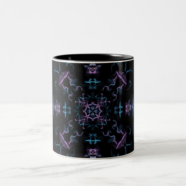 Elektriska Lilor och blå Mandala Två-Tonad Mugg (Center)