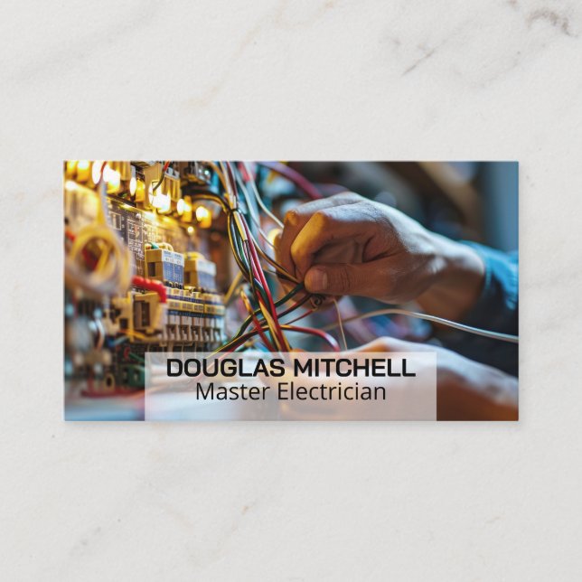 Elektriska som arbetar med trådar i fack visitkort (Framsida)