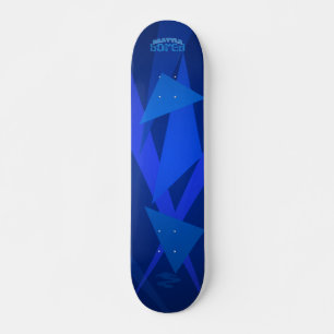 Elektriskt blå skateboard med bored skartong