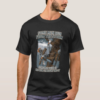 Elektriskt Linemen Springa Rakt in i stormen Lin T Shirt