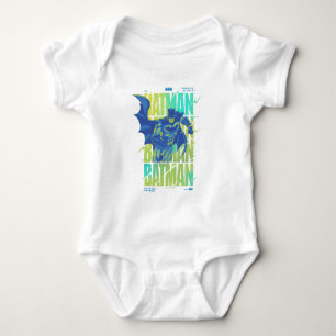 Elektriskt uppkopplat batteri som går genom typogr t shirt