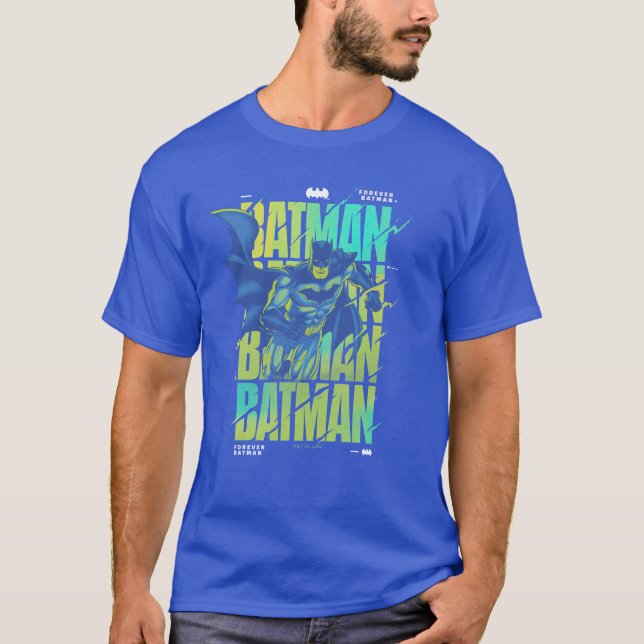 Elektriskt uppkopplat batteri som går genom typogr t shirt (Framsida)