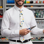 Elektriskt yrke Pappa Mönster Tie Slips<br><div class="desc">Manarna har en fängslande mönster som inspirerats av elektriker och skapar den en tankfull gåva att presentera för en far, farfar eller morbror som arbetar som elektriker. Konstruktionen visar en mängd olika elektrikers verktyg och symboler, t.ex. vajrar, tänger, kretskort, lätt lökar och eluttag. De komplicerade detaljerna i inslag lägger till...</div>