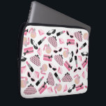 Elektronik för läppstift för laptop fodral<br><div class="desc">En elektronik hänger lös att presentera en design som består av rosa och svart retro kattögasolglasögon,  rosor ändrar handväskor med grå polka dots,  rosor griper handväskor med den svart pilbågen,  rosa läppstift,  rosa gemstones och flaskan av parfym med den rosa atomizeren.</div>