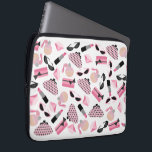 Elektronik för läppstift för laptop fodral<br><div class="desc">En elektronik hänger lös att presentera en design som består av rosa och svart retro kattögasolglasögon,  rosor ändrar handväskor med grå polka dots,  rosor griper handväskor med den svart pilbågen,  rosa läppstift,  rosa gemstones och flaskan av parfym med den rosa atomizeren.</div>