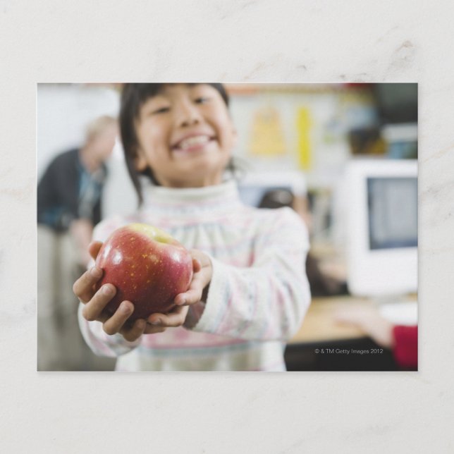 Elementära student som har ett äpple i handen vykort (Framsida)