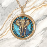 Elephant Blue Mosaic Stached Glass Guldpläterat Halsband<br><div class="desc">På detta unika halsband visas en bild av en grått-brun elefant som går mot betraktaren med en blå mosaikbakgrund av nedfläckaden glas stil. En ornerad konstruktion,  gräns,  tillför elegans till omkretsen. Se till att se motsvarande öronringar och nyckelring i vår butik.</div>