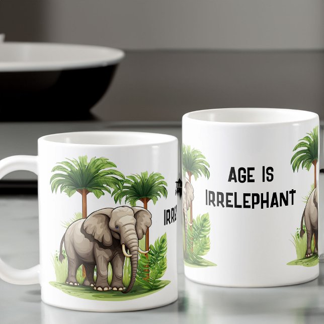 Elephant i Jungle Play på Ord Funny Birthday Kaffemugg (Age is Irrelephant Funny Birthday Mug)