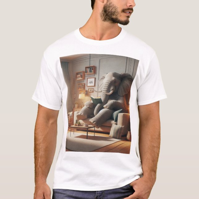 "Elephant Relaxing on a Soffa Reading a Bok Desig T Shirt (Framsida)