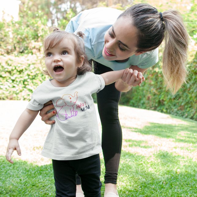 Elephant Tecknad T Shirt (cute elephant saying hello to mom, mom and child playing happily in park.)