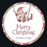 Elf jul Gift Märkre Sticker Runt Klistermärke<br><div class="desc">Den här lilla Märkrn väntar på den stora roligten. Viktiga vattenfärger och säsong-typografi kompletterar utformningen. Anpassa den här snygga självdesignen med dina detaljer enkelt och snabbt. Tryck på anpassningsknappen om du vill ordna om och formatera stil och placera texten.</div>