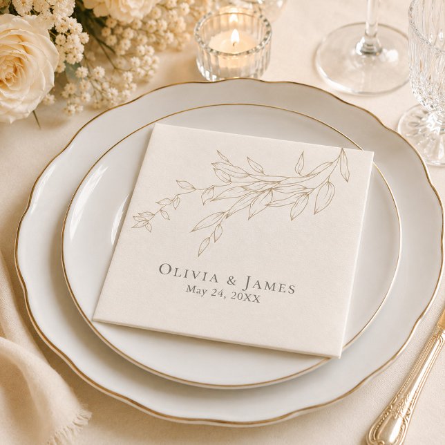 Elfenbens- & antika guld botaniska bröllopsservett pappersservett (Ivory & Antique Gold Botanical Wedding Napkin on an elegant wedding dinner table with flowers)