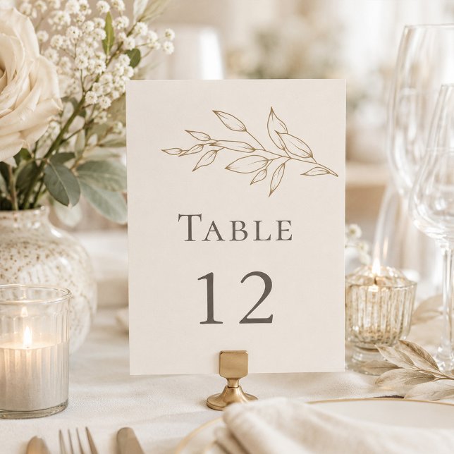 Elfenbens- och antika guld botaniska bordskort (Ivory & Antique Gold Botanical Table Number on an elegant wedding dinner table with flowers)