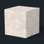 Elfenbensfärgad Grunge Damask Presentaskar<br><div class="desc">Bländande elfenben och vit nött falsk folie damask mönster gå box.</div>