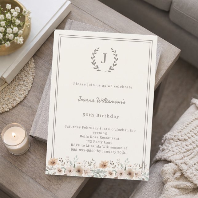 Elfenbensfärgad taupe monogram krans blommor födel inbjudningar (Skapare uppladdad)