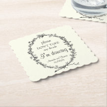 Elfenbensfärgade underlägg med kransmotiv på bänk 