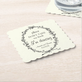 Elfenbensfärgade underlägg med kransmotiv på bänk papper