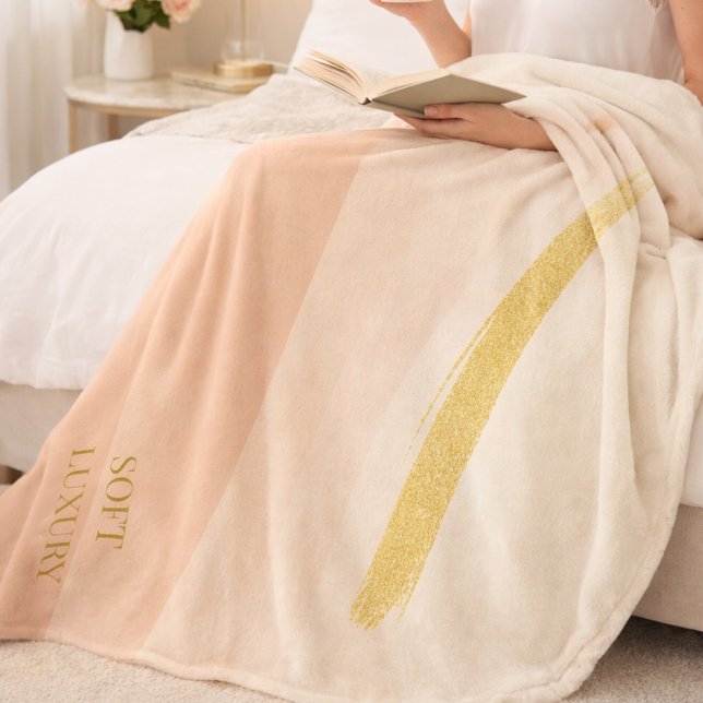 Elfenbensrosa Guld Flygtäcke Fleecefilt (A soft ivory base with blush fade and gold contrast for refined bedroom layering.)
