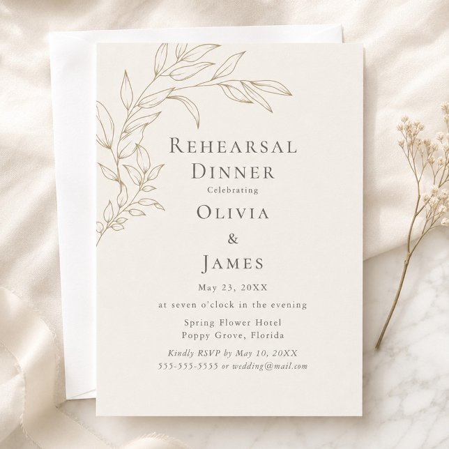 Elfenbensvit och antika guldprovet middagsinbjudan inbjudningar (Ivory & Antique Gold Rehearsal Dinner Invitation on an elegant table with tiny flowers)