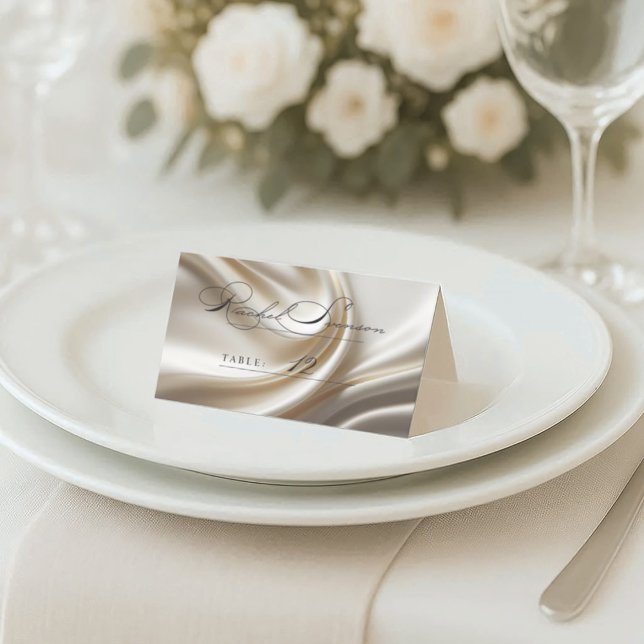 Elfenbensvitt satin platskort för bröllop placeringskort (Wedding placecard with a satin background)
