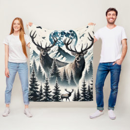Elk i en mystisk skog under ett månbelyst berg fleecefilt
