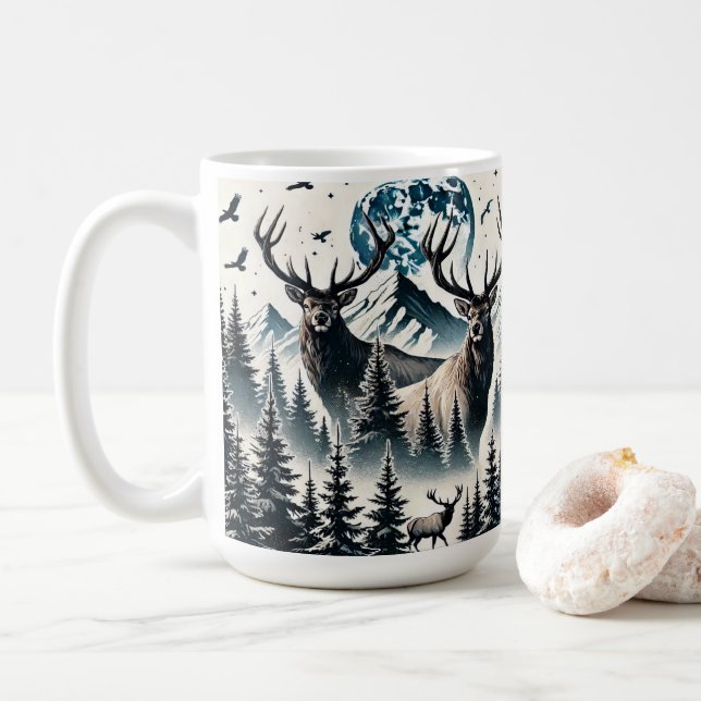 Elk i en mystisk skog under ett månbelyst berg kaffemugg (Med munk)