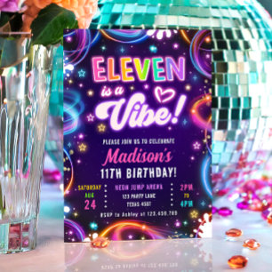 Elva är en Vibe 11 Retro Neon Glow Girl Birthday Inbjudningar